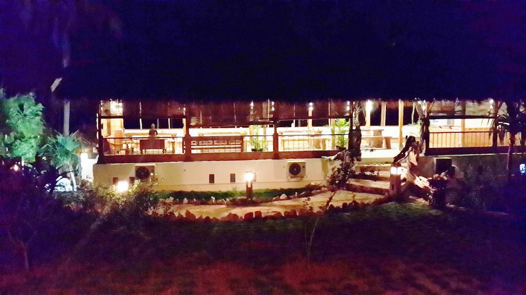 Ary'S Lagoon Bungalow & Hotel Karimunjawa Buitenkant foto