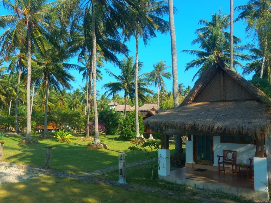 Ary'S Lagoon Bungalow & Hotel Karimunjawa Buitenkant foto